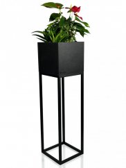 Črni visoki minimalistični kovinski sadilnik 22X22X80 cm
