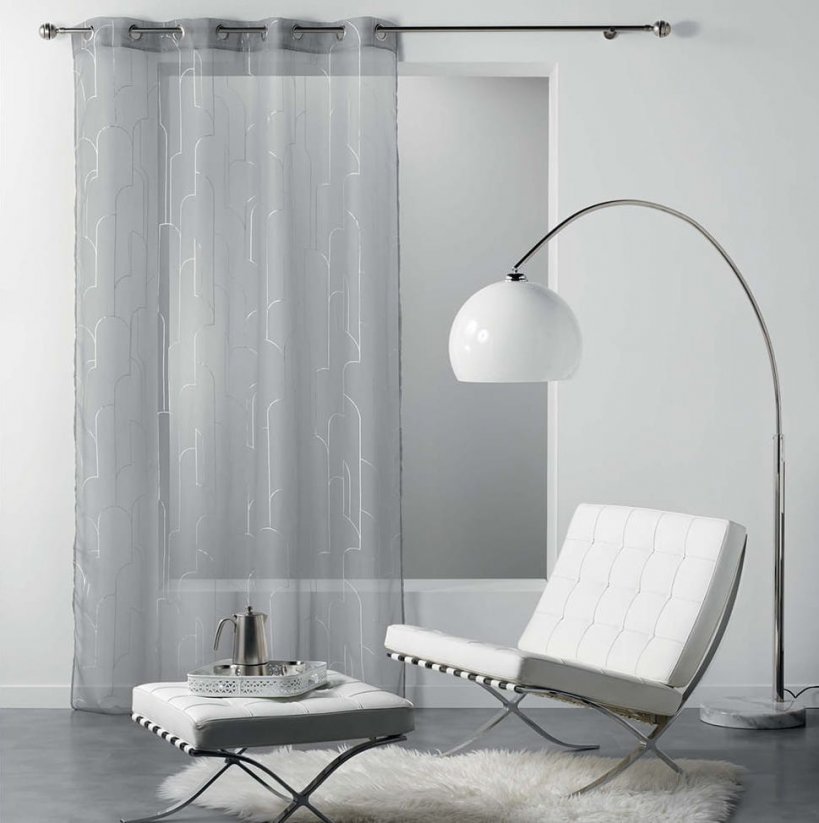 Moderna svetlo siva zračna zavesa s srebrnim motivom 140 x 240 cm