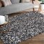 Kvalitný koberec sivej farby s abstraktným motívom