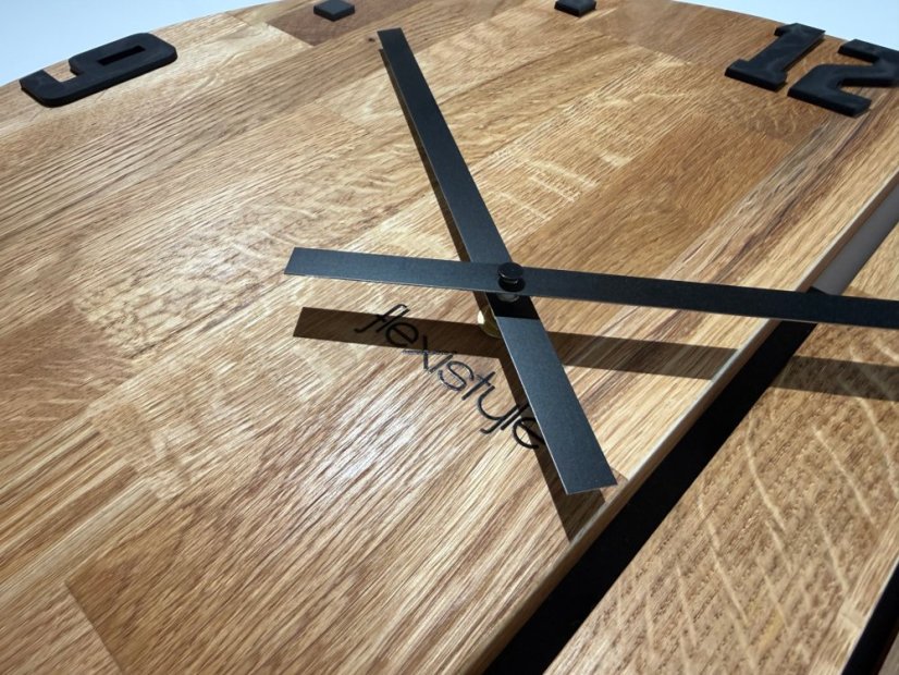 Dizájner tölgyfa falióra ASYMETRIA csendes futással - 50 cm