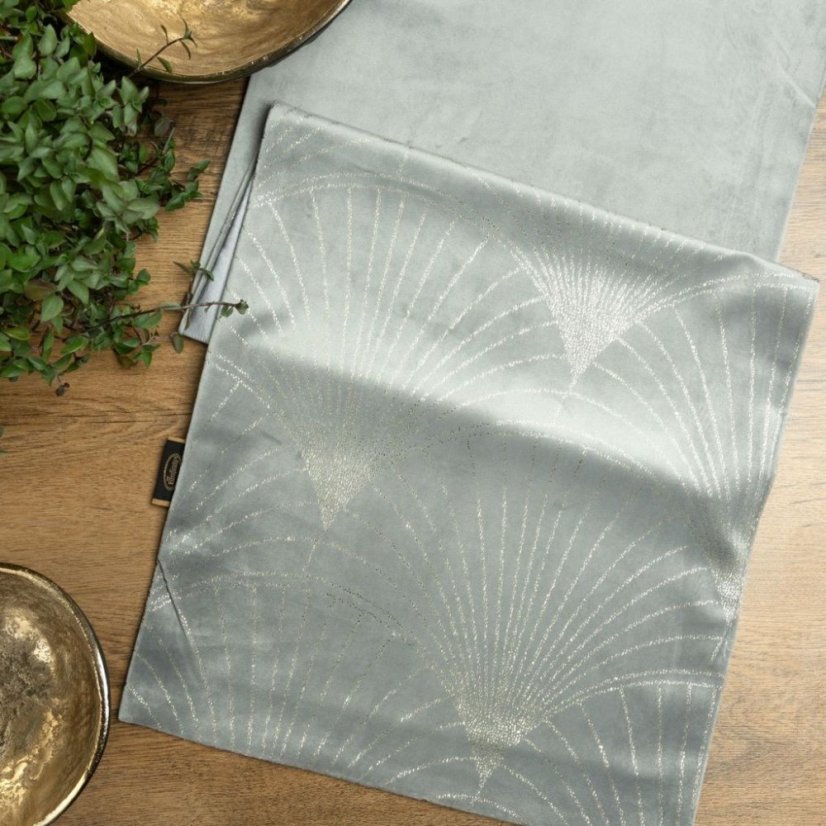 Zamatový stredový obrus s lesklou potlačou sivej farby