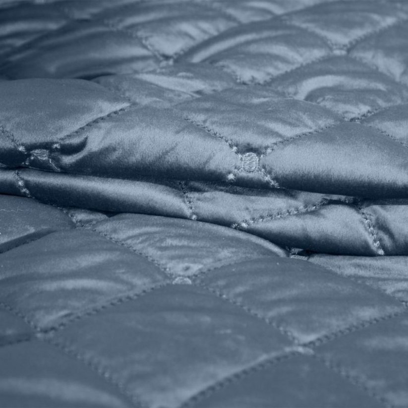 Prešívaný zamatový prehoz na posteľ modrej farby