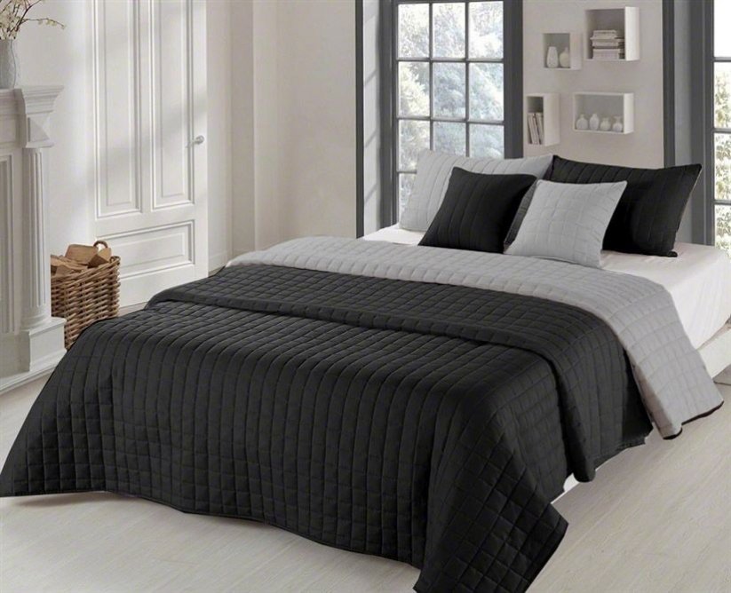 Dvostransko posteljno pregrinjalo črne barve z vzorcem 200 x 220 cm