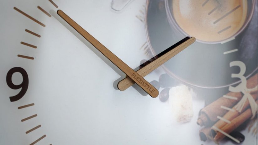 Kuhinjska ura z lesenimi kazalci in motivom kave