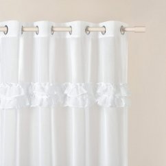 Weißer Vorhang FRILLA mit Rüschen auf silbernen Ösen 140 x 260 cm