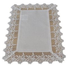 Față de masă elegantă cu țesătură fină și dantelă largă