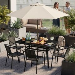 Černý zahradní stůl s otvorem pro slunečník