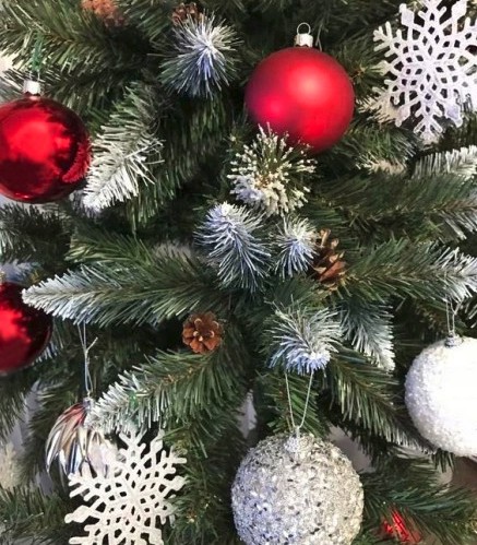 Zasnežená vianočná borovica so šiškami 150 cm