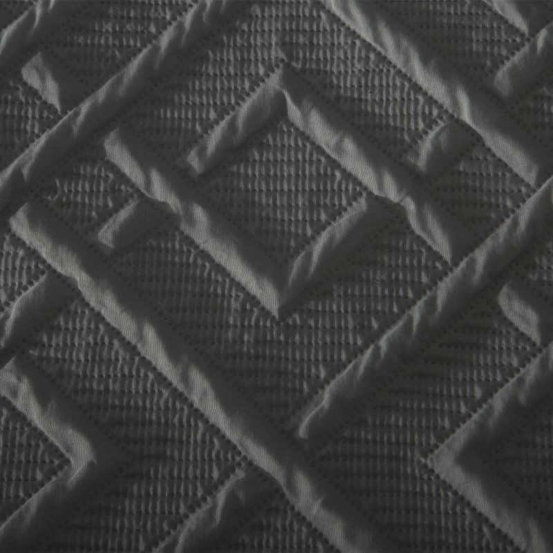 Stylový černý přehoz na postel se vzorem