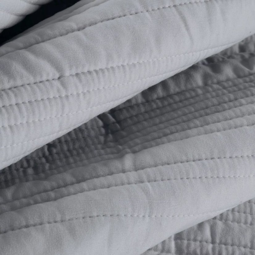 Elegáns ágytakaró TARA matt szövetből, steppelt mintával - világosszürke