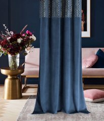 Tmavomodrý zatemňujúci záves s elegantným vzorom na riasiacu pásku 140x280 cm Tmavomodrý zatemňujúci záves s elegantným vzorom na riasiacu pásku 140x280 cm