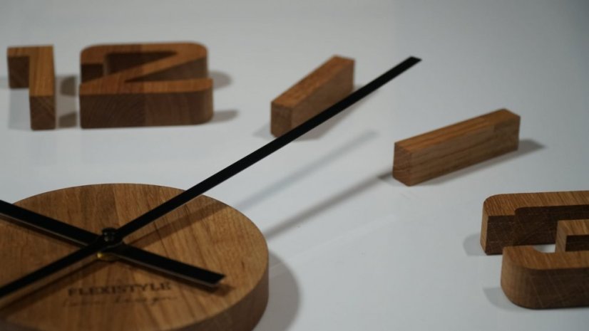 Unikátne drevené hodiny na stenu vo farbe dub