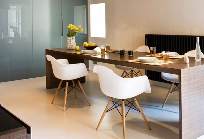 Sodoben stol v sivi barvi za kuhinjo