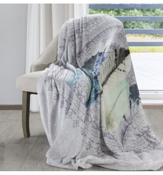 Kvalitní deka v šedé barvě v motivem pírek