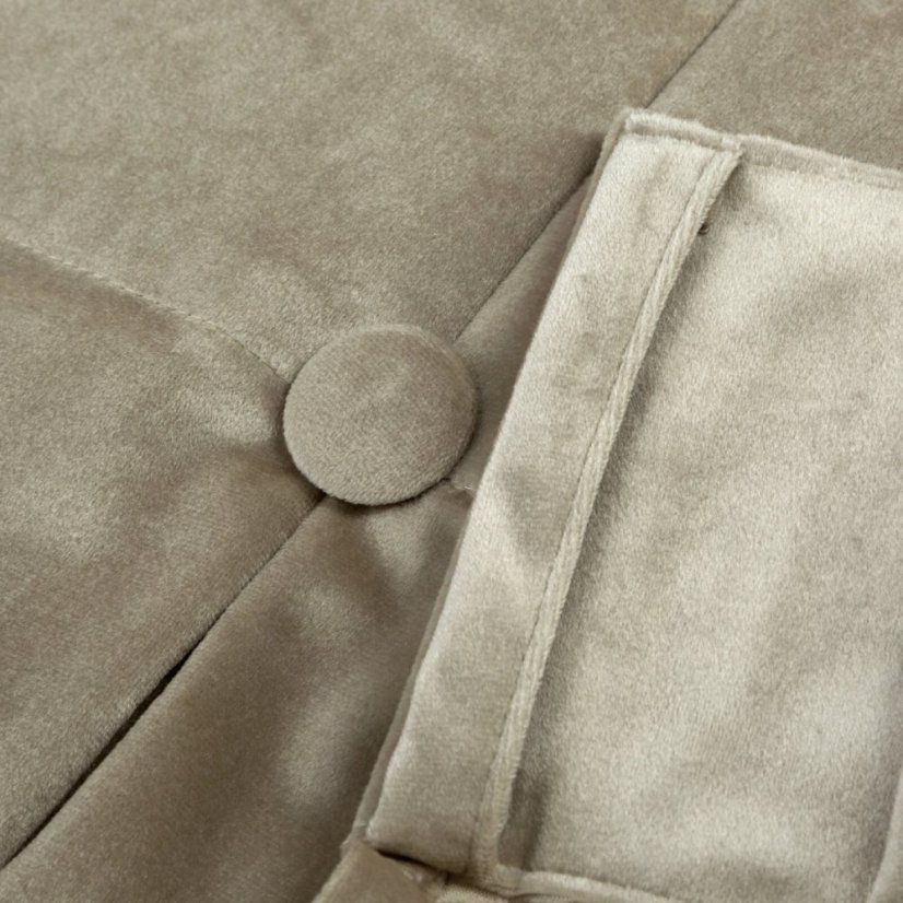 Bézs bársony függöny dekoratív öltésekkel és gombokkal a tetején