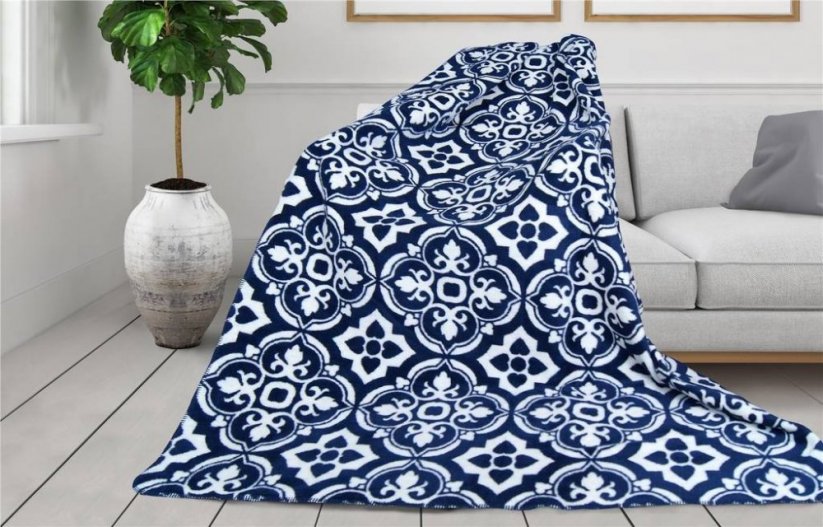 Modrá vzorovaná deka s ornamentom