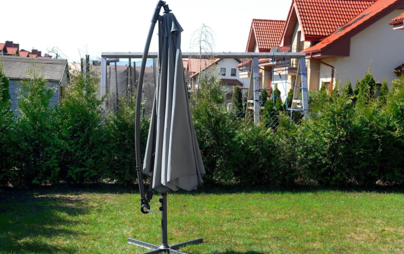 Veľký záhradný slnečník so stojanom šedej farby