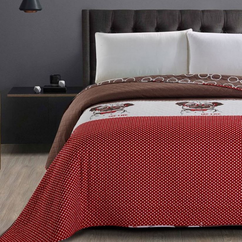 Červeno hnědý vzorovaný přehoz na postel
