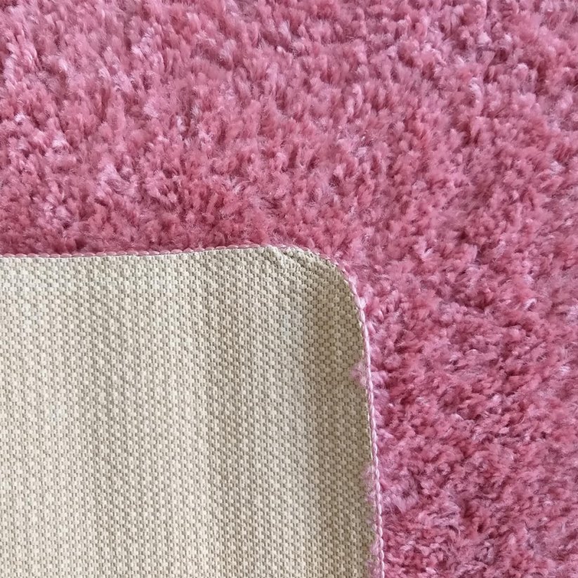 Moderný jednofarebný koberec v ružovej farbe