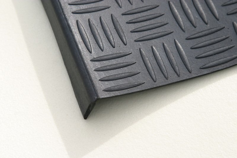 Gumová rohož na schody čiernej farby 76x26 cm