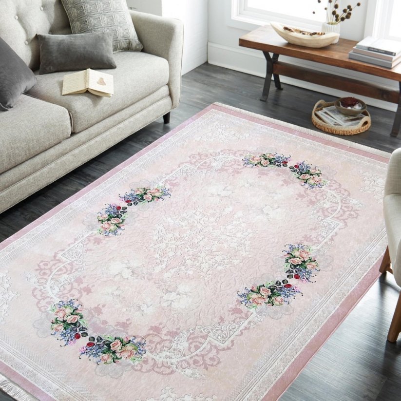 Protiskluzový koberec růžové barvy s jemnými květy