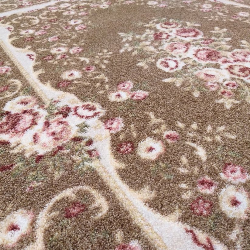 Кафяв килим за хола с цветен мотив