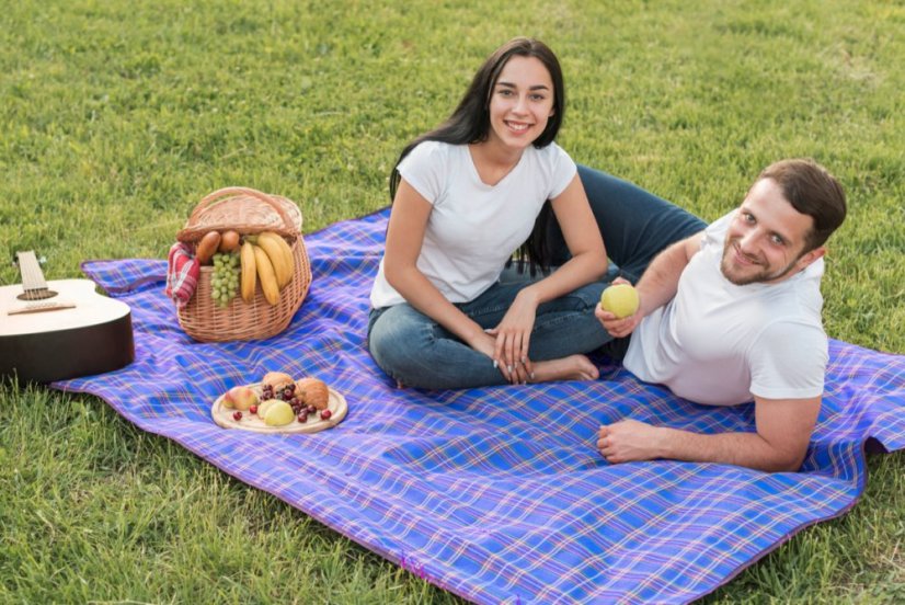 Pikniková deka v károvanom vzore 145 x 180 cm - modrá