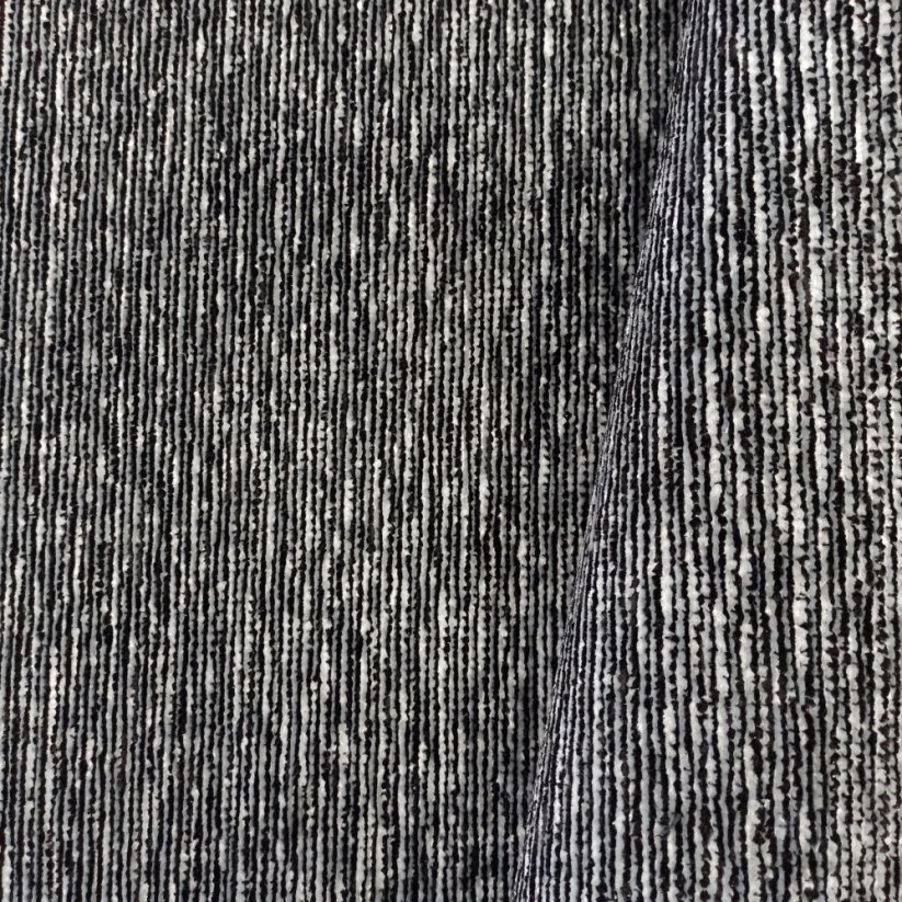 Einfacher moderner Teppich in grauer Farbe