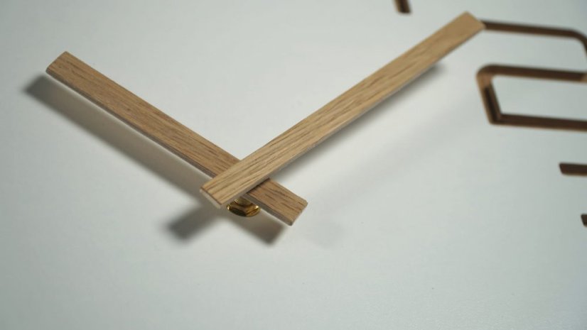 Stylové bílé nástěnné hodiny v kombinaci se dřevem 40 cm