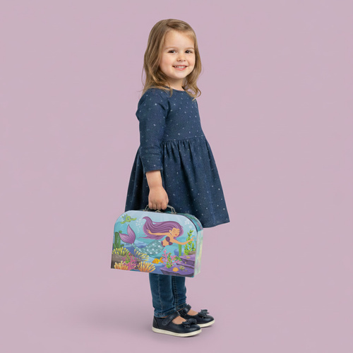 Gyermek teáskészlet sellő motívummal egy bőröndben