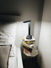 Lampă de masă LED cu braț reglabil și suport pentru telefon