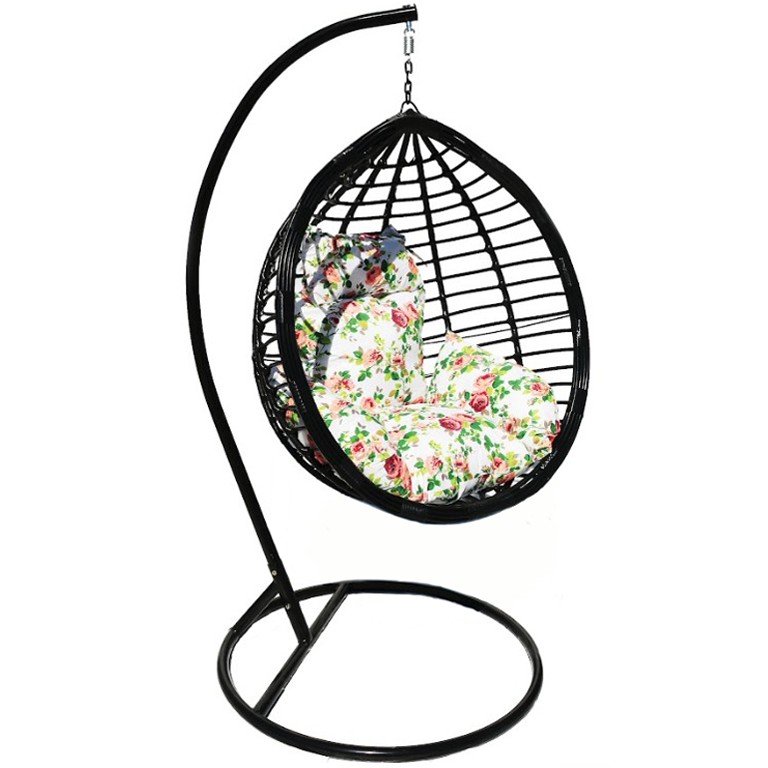 Štýlové závesné kreslo čiernej farby s rôznymi vankúšmi