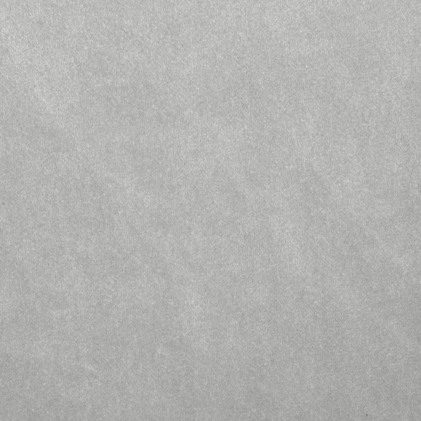 Šedý sametový závěs s ozdobným prošíváním a knoflíky v horní části