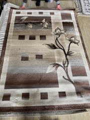 Kvalitetan tepih za dnevni boravak s cvjetnim uzorkom