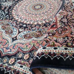 Nadčasový vintage koberec s červeným vzorovaním