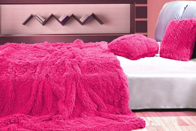 Chlpatá prikrývka a deka ružovej farby na posteľ 