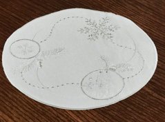 Okrúhle vianočné prestieranie v bledosivej farbe