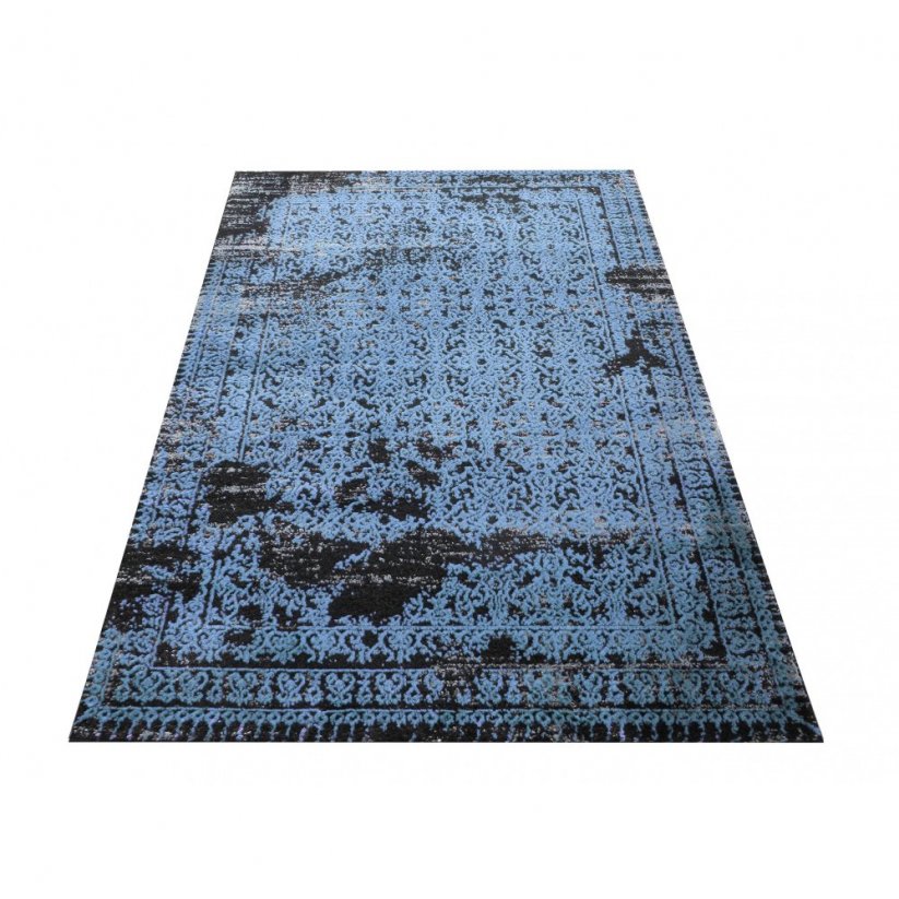 Vzorovaný koberec modrej farby 
