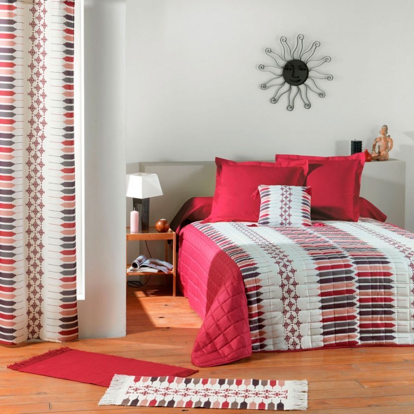 Červený přehoz na postel se vzory