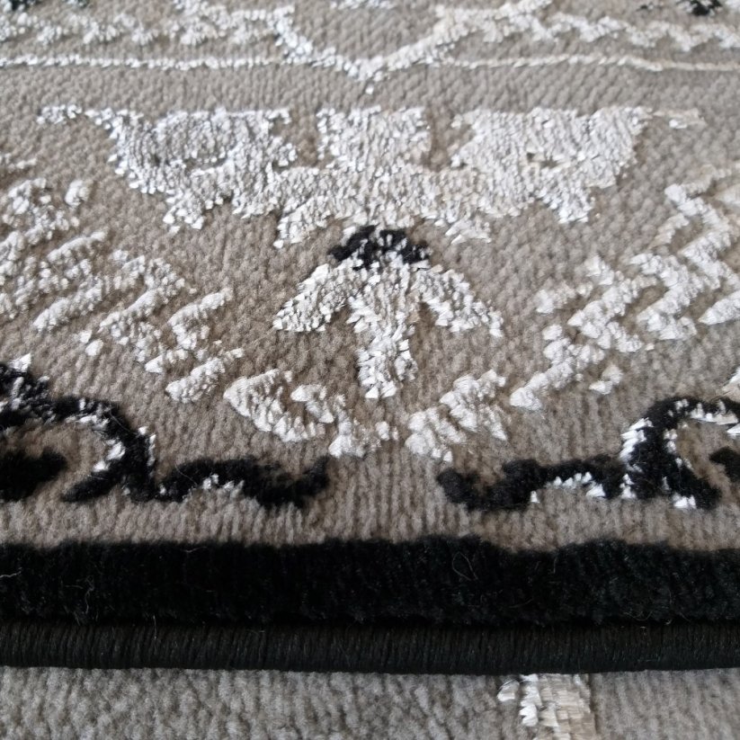 Elegantní koberec černé barvy ve vintage stylu