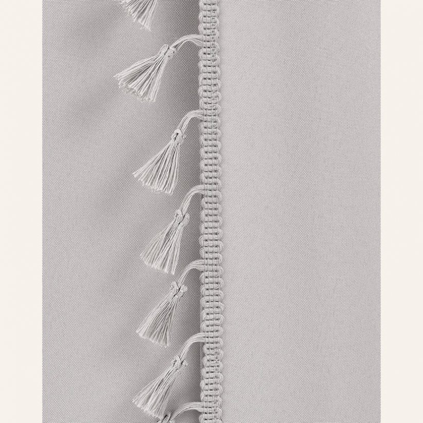 Svetlo siva zavesa Lara na srebrnih krogih s čopki 140 x 280 cm