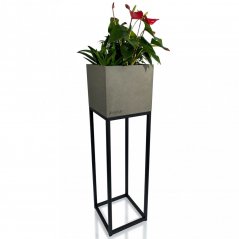 Vysoký kovový květináč v šedé barvě o rozměrech 22X22X80 cm