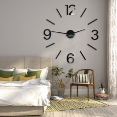 Dekorative Wanduhr in schwarzer Farbe