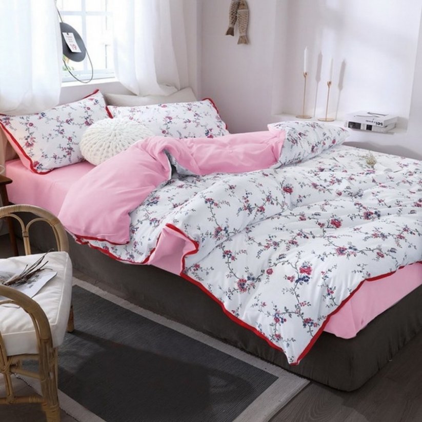 Lenjerie de pat frumoasă de culoare albă, roz, cu caractere