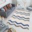 Pruhovaný terasový koberec sivej farby