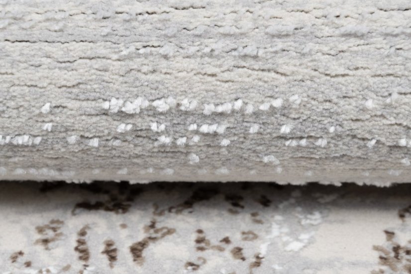 Dizajnový vintage koberec so vzorom v krémovej farbe