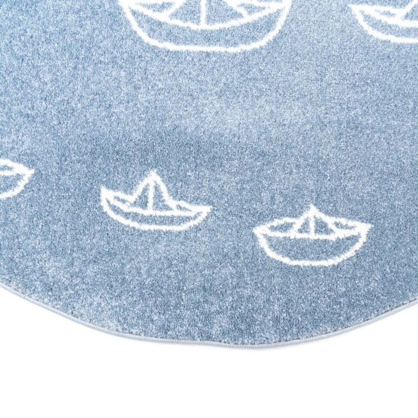 Moderne runde blaue Teppichboote auf dem Meer