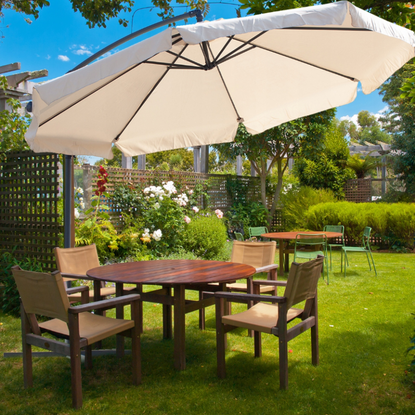 Veliki vrtni suncobran bež boje sa stalkom