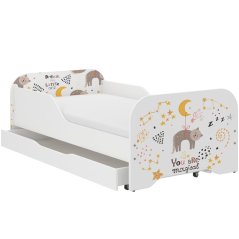 Úžasná detská posteľ 140 x 70 cm s motívom nočnej oblohy a mačičkou