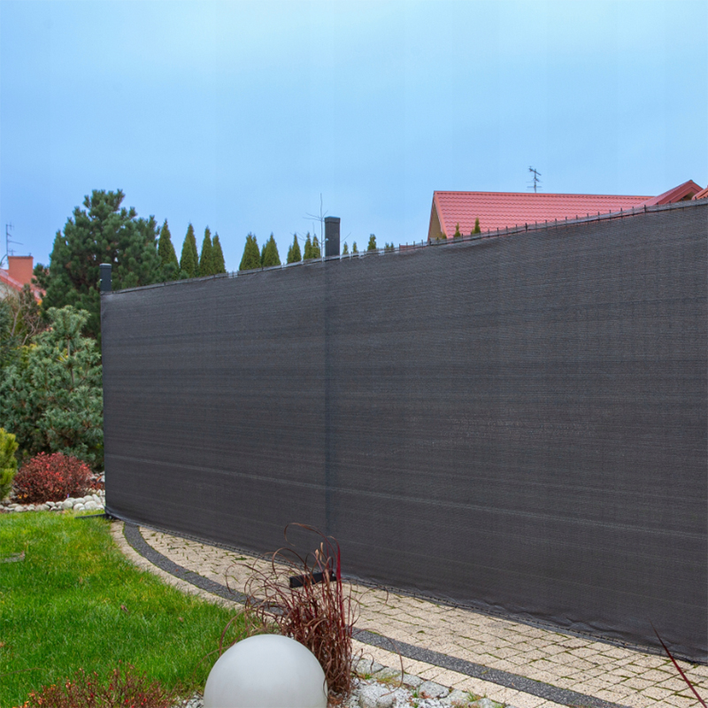 Sivá tieniaca sieť s 90 % tienením 135 g/m2